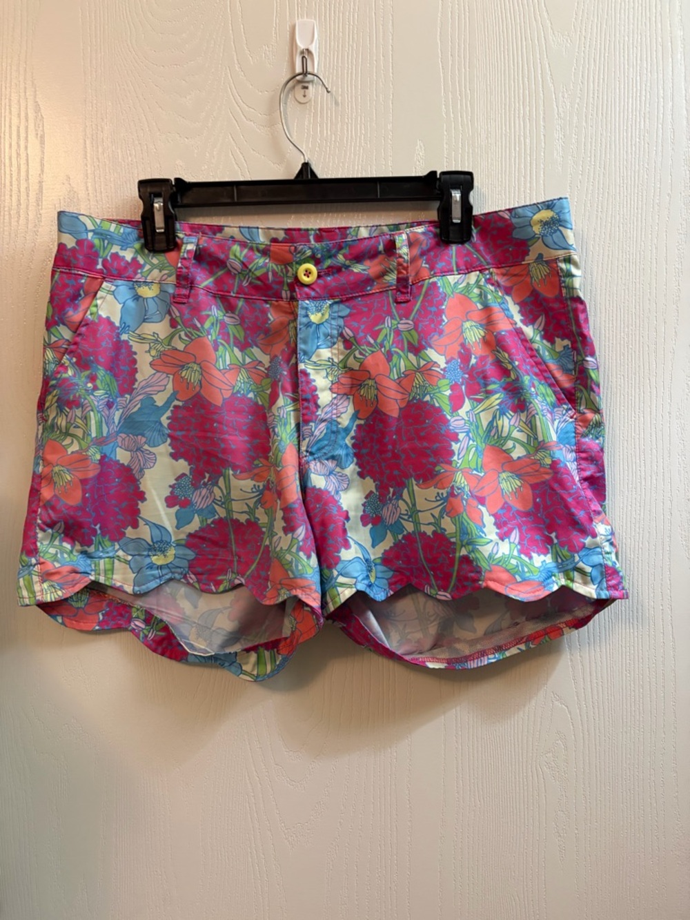 Birdies and Bows Women's Scalloped Golf Shorts Floral Graphic Multicolor Size 20
